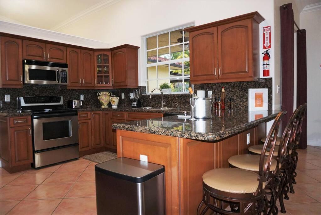 New Luxury Vacation Dream Rental- Sleeps 15! ميامي المظهر الخارجي الصورة